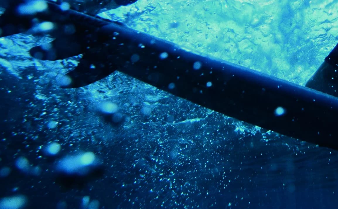 Vista submersa de uma onda, usada como referência visual da tecnologia Infinity Wave